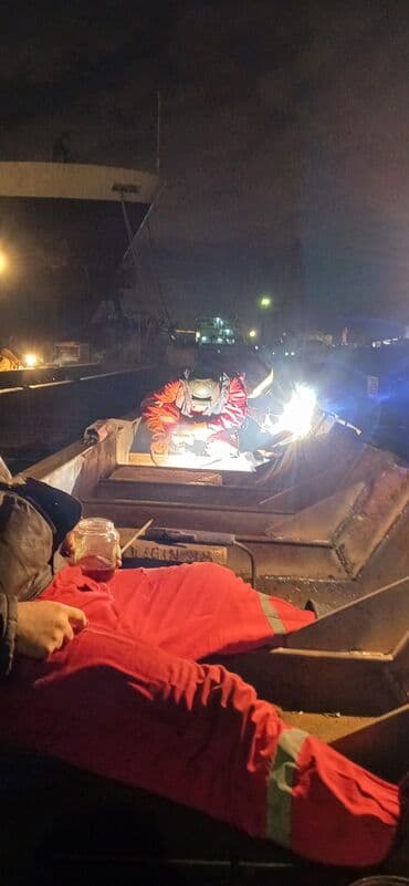 Qrup şəklində iri lahiyəli qaynaq və montaj işləri görürük əlaqə lalafo.az -da Qrup şəklində iri lahiyəli qaynaq və montaj işləri görürük əlaqə