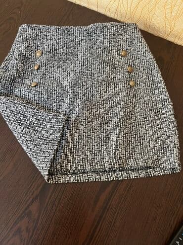 Qadın ətəyi – qısa, dar kəsim. Qara-ağ “bouclé” tipli toxuma parça lalafo.az -da Qadın ətəyi – qısa, dar kəsim. Qara-ağ “bouclé” tipli toxuma parça