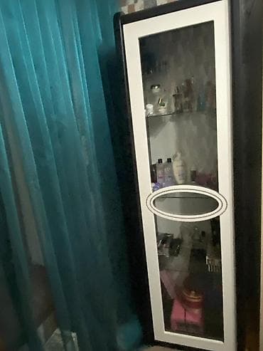 Şüşəli bir qapısı olan bu nazik şkaf, məhsulları səliqəli şəkildə lalafo.az -da Şüşəli bir qapısı olan bu nazik şkaf, məhsulları səliqəli şəkildə
