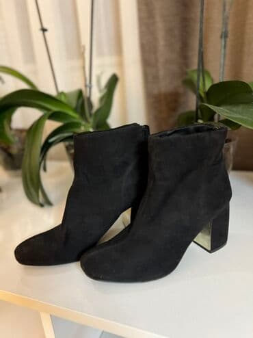 Qadın botları – qara rəng, süet görünümlü material - Model: qısa-boğaz lalafo.az -da Qadın botları – qara rəng, süet görünümlü material - Model: qısa-boğaz