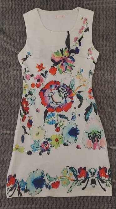 Ağ fonda rəngarəng çiçək naxışlı qadın paltarı - Üslub: qolsuz lalafo.az -da Ağ fonda rəngarəng çiçək naxışlı qadın paltarı - Üslub: qolsuz