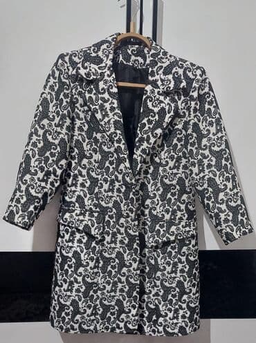 Razmer M Qadın üçün naxışlı palto/bleyzer - Rəng: ağ fon üzərində lalafo.az -da Razmer M Qadın üçün naxışlı palto/bleyzer - Rəng: ağ fon üzərində