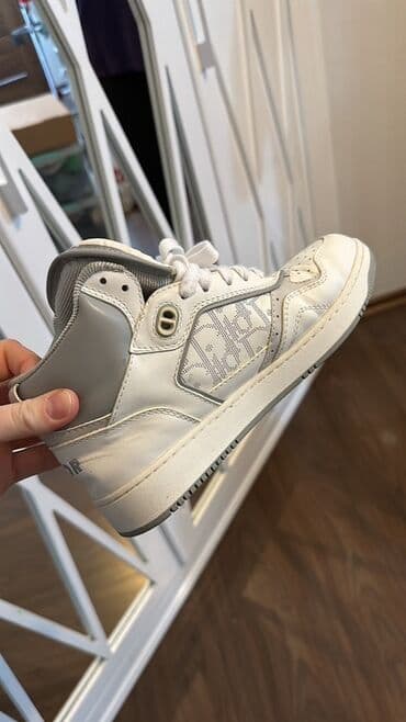 Ağ rəngli uşaq idman ayaqqabısı. - Material: süni/yarı-dəri üstlük lalafo.az -da Ağ rəngli uşaq idman ayaqqabısı. - Material: süni/yarı-dəri üstlük