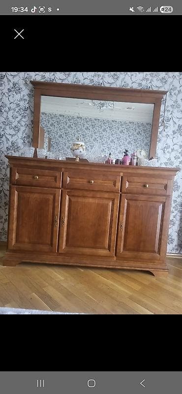 Qəhvəyi rəngli, üç bölməli vitrin dolabı. Hər bölmədə şüşə qapılar və lalafo.az -da Qəhvəyi rəngli, üç bölməli vitrin dolabı. Hər bölmədə şüşə qapılar və