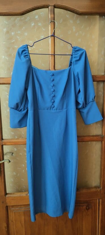 Mavi rəngdə qadın donu - Dizayn: Kvadrat dekolte, ön hissədə lalafo.az -da Mavi rəngdə qadın donu - Dizayn: Kvadrat dekolte, ön hissədə