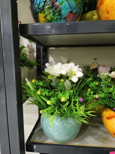 Dekorativ süni gül kompozisiyası – keramika saxsı qabda. - Rəng: açıq at lalafo.az Dekorativ süni gül kompozisiyası – keramika saxsı qabda. - Rəng: açıq