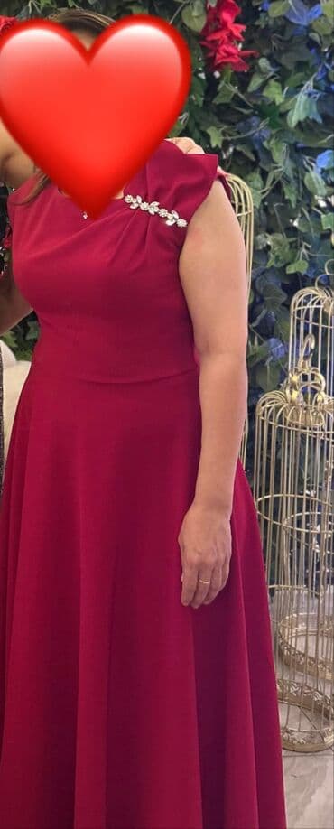 Zərif ziyafət geyimi – tünd qırmızı rəngdə, dizdən aşağı uzunluqda lalafo.az -da Zərif ziyafət geyimi – tünd qırmızı rəngdə, dizdən aşağı uzunluqda