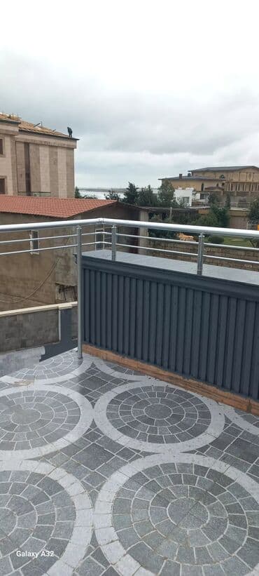 Pilləkən məhəccərləri: Paslanmayan metaldan olan müasir üslubda hazırlanmış pilləkən və eyvan lalafo.az -da — 9 Pilləkən məhəccərləri: Paslanmayan metaldan olan müasir üslubda hazırlanmış pilləkən və eyvan — 9