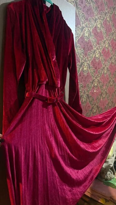 Qırmızı/bordo rəngdə uzun qadın paltarı - Material: yumşaq məxmər lalafo.az -da Qırmızı/bordo rəngdə uzun qadın paltarı - Material: yumşaq məxmər