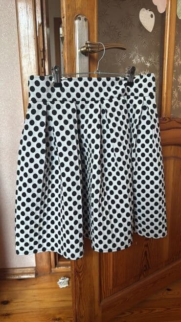 Ağ zəmində qara xallı ətək. - Model: yüksək belli, qabarıq kəsim lalafo.az -da Ağ zəmində qara xallı ətək. - Model: yüksək belli, qabarıq kəsim