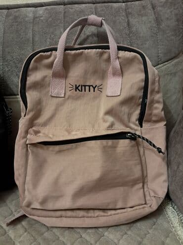 Çəhrayı rəngdə "Kitty" yazısı ilə bəzədilmiş bu kürək çantası gündəlik lalafo.az -da Çəhrayı rəngdə "Kitty" yazısı ilə bəzədilmiş bu kürək çantası gündəlik