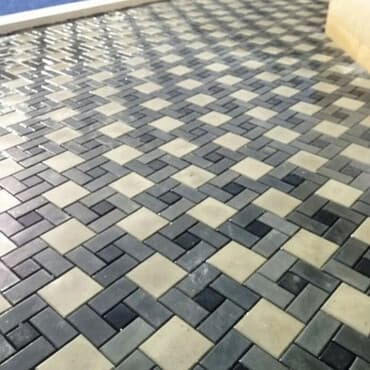 Müxtəlif çalarlarda olan beton plitələrdən hazırlanmış səki örtüyü lalafo.az -da Müxtəlif çalarlarda olan beton plitələrdən hazırlanmış səki örtüyü