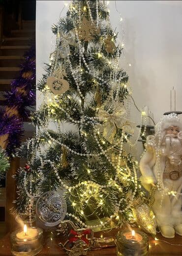 Новогодняя елка зеленая запорошена снегом пушистая на устойчивой lalafo.az -da Новогодняя елка зеленая запорошена снегом пушистая на устойчивой