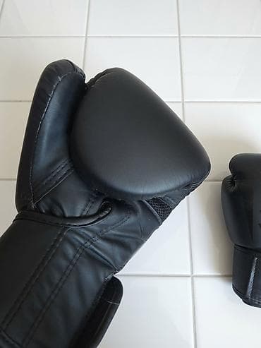 Boks əlcəkləri – qara rəng, tam ölçülü - Material: möhkəm sintetik lalafo.az -da Boks əlcəkləri – qara rəng, tam ölçülü - Material: möhkəm sintetik