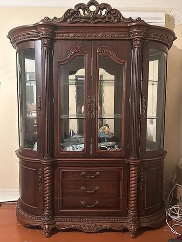 Klassik üslubda şüşə vitrinli bufet - Material: tünd qoz rəngli ağac lalafo.az -da Klassik üslubda şüşə vitrinli bufet - Material: tünd qoz rəngli ağac