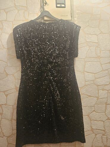 Qara parıltılı qadın paltarı - Model: qısa, dizə yaxın uzunluq, düz lalafo.az -da Qara parıltılı qadın paltarı - Model: qısa, dizə yaxın uzunluq, düz