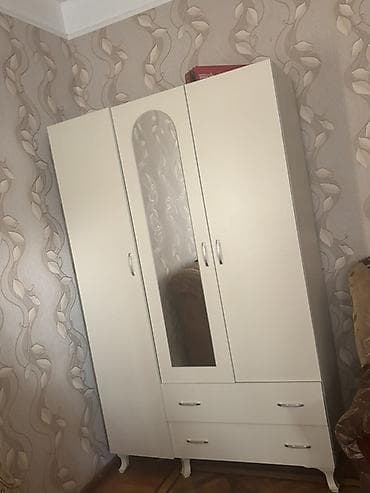 Ağ rəngli 3 qapılı paltar şkafı. - Klassik, işıqlı dizayn: ortada lalafo.az -da Ağ rəngli 3 qapılı paltar şkafı. - Klassik, işıqlı dizayn: ortada