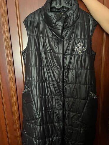 Qadınlar üçün uzun şişmə jilet – qara rəngdə, parıldayan materialdan lalafo.az -da Qadınlar üçün uzun şişmə jilet – qara rəngdə, parıldayan materialdan