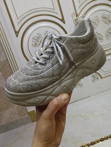 Parıltılı qadın krossovkası - Rəng: açıq boz/gümüşü - Üst hissə: tam lalafo.az -da Parıltılı qadın krossovkası - Rəng: açıq boz/gümüşü - Üst hissə: tam