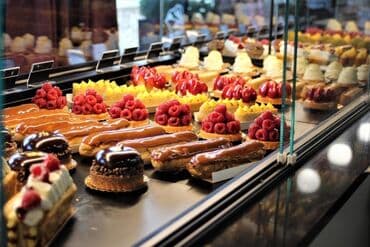 Sirniyuat ustasi. - Günlük hazırlanan, vitrində. Quru ve mayalli lalafo.az -da Sirniyuat ustasi. - Günlük hazırlanan, vitrində. Quru ve mayalli