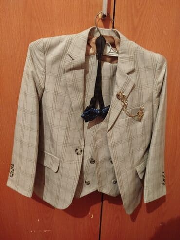 Uşaq kostyum dəsti və ayrı pencək 1) Açıq boz rəngdə, xətli desendə lalafo.az -da Uşaq kostyum dəsti və ayrı pencək 1) Açıq boz rəngdə, xətli desendə