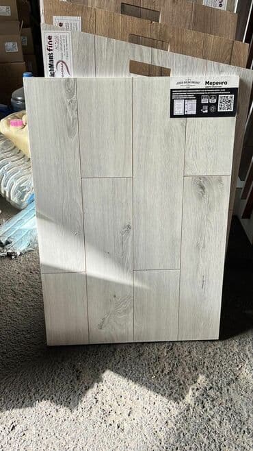 Ağ-açıq boz tonlarda taxta teksturalı döşəmə materialı (laminat/panel lalafo.az -da Ağ-açıq boz tonlarda taxta teksturalı döşəmə materialı (laminat/panel