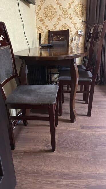 Qonaq otağı üçün, İşlənmiş, Kvadrat masa, 6 stul lalafo.az -da Qonaq otağı üçün, İşlənmiş, Kvadrat masa, 6 stul