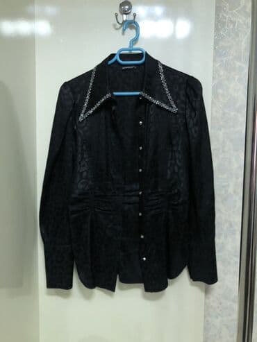 Qadın köynəyi – qara rəngdə, zərif parıltılı leopard naxışlı kumaşdan lalafo.az -da Qadın köynəyi – qara rəngdə, zərif parıltılı leopard naxışlı kumaşdan