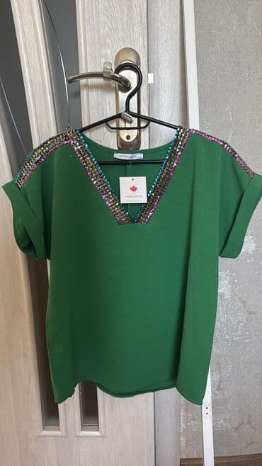 Yaşıl rəngdə qısaqol qadın bluzu. Bluzanın V-yaxası və çiyin hissələri lalafo.az -da Yaşıl rəngdə qısaqol qadın bluzu. Bluzanın V-yaxası və çiyin hissələri