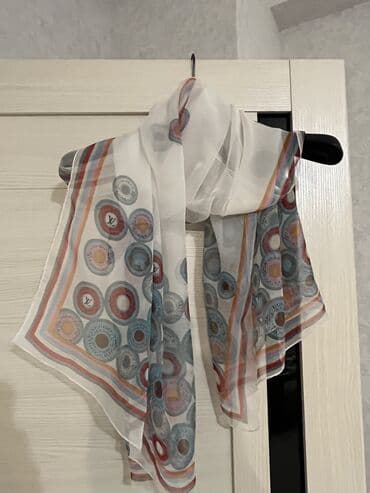 Шарф Louis Vuitton. Оригинал. Материал: шёлк. Размер 175см*80см. В lalafo.az -da Шарф Louis Vuitton. Оригинал. Материал: шёлк. Размер 175см*80см. В