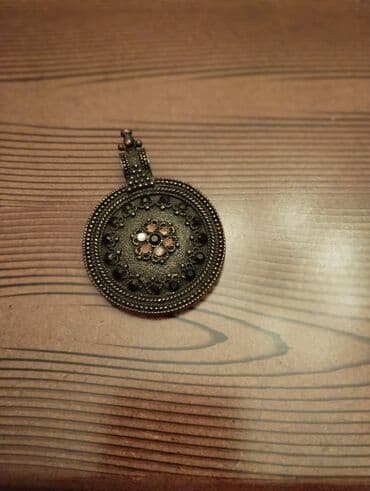 Qədimi üslubda, böyük dairəvi kulon. - Material: tünd bürünc tonlu lalafo.az -da Qədimi üslubda, böyük dairəvi kulon. - Material: tünd bürünc tonlu