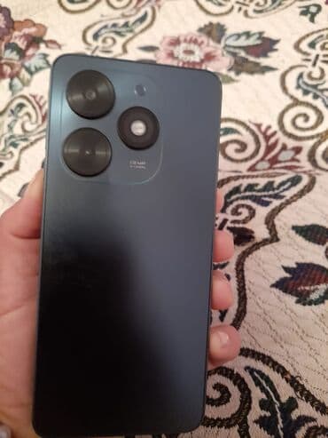 Smartfon – arxa tərəfdə üç dairəvi moduldan ibarət kamera bloku lalafo.az -da Smartfon – arxa tərəfdə üç dairəvi moduldan ibarət kamera bloku