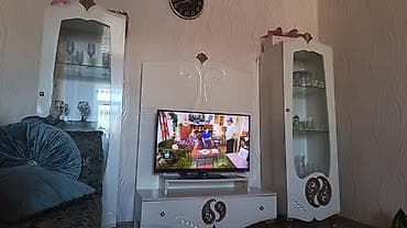 Qonaq otağı üçün klassik üslubda ağ mebel dəsti Tərkib: - TV altlığı lalafo.az -da Qonaq otağı üçün klassik üslubda ağ mebel dəsti Tərkib: - TV altlığı