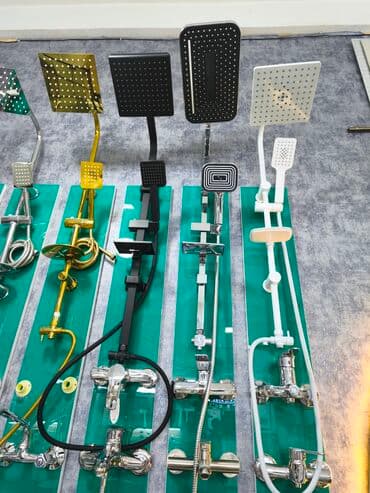 Dükan vitrinində müxtəlif dizaynda duş sistemləri və qarışdırıcı kran lalafo.az -da Dükan vitrinində müxtəlif dizaynda duş sistemləri və qarışdırıcı kran