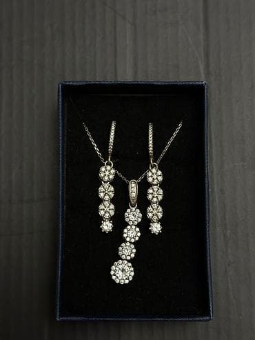 Dəstə daxildir: Sırğa, Gümüş lalafo.az -da Dəstə daxildir: Sırğa, Gümüş