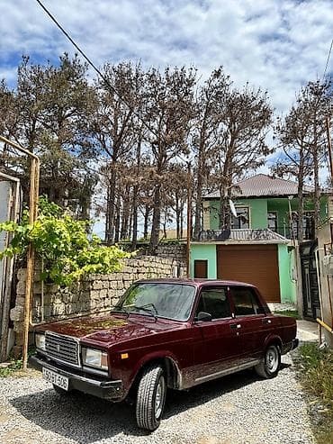 VAZ 2107 sedan – klassik “Jiquli”. Rəng: tünd albalı (bordo). Kuzov lalafo.az -da VAZ 2107 sedan – klassik “Jiquli”. Rəng: tünd albalı (bordo). Kuzov