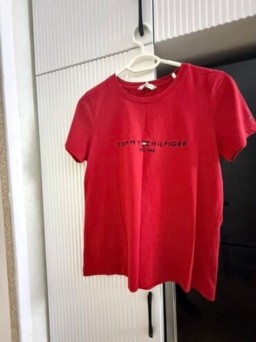 Qırmızı Tommy Hilfiger T‑shirt - Klassik qısaqol dizayn - Ön hissədə lalafo.az -da Qırmızı Tommy Hilfiger T‑shirt - Klassik qısaqol dizayn - Ön hissədə
