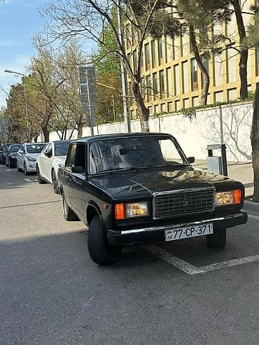 VAZ 2107, qara rəng, sedan kuzov. Klassik kvadrat dizayn, xrom ön at lalafo.az VAZ 2107, qara rəng, sedan kuzov. Klassik kvadrat dizayn, xrom ön