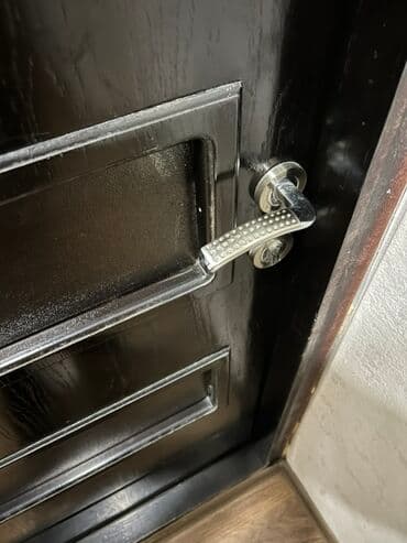 2eded qapi satilir birinin qiymeti 50 Azn 2si 100 Azn Daxili otaq lalafo.az -da 2eded qapi satilir birinin qiymeti 50 Azn 2si 100 Azn Daxili otaq