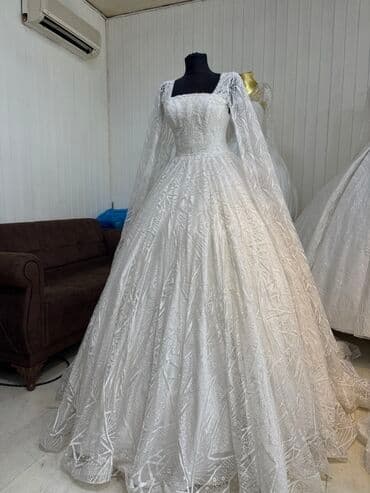 Ağ gəlinlik – klassik bal zalı silueti - Model: kvadrat yaxalı, uzun lalafo.az -da Ağ gəlinlik – klassik bal zalı silueti - Model: kvadrat yaxalı, uzun