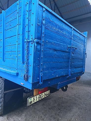 GAZ-52 yük avtomobili - Kuzov: taxta bortlu, üçtərəfli açılan yan lalafo.az -da GAZ-52 yük avtomobili - Kuzov: taxta bortlu, üçtərəfli açılan yan