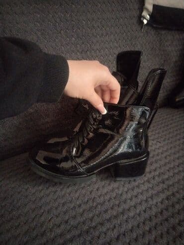 Qadınlar üçün laklı qaraya yaxın rəngdə krujevalı qısa çəkmə (ankle lalafo.az -da Qadınlar üçün laklı qaraya yaxın rəngdə krujevalı qısa çəkmə (ankle