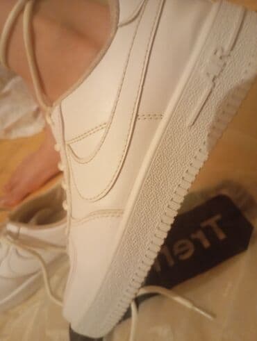 Ağ rəngli klassik idman ayaqqabısı - Minimalist, təkrəngli dizayn - lalafo.az -da Ağ rəngli klassik idman ayaqqabısı - Minimalist, təkrəngli dizayn -