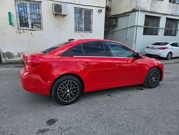 Chevrolet Cruze sedan – parlaq qırmızı rəngdə, şəhər üçün dinamik və lalafo.az -da Chevrolet Cruze sedan – parlaq qırmızı rəngdə, şəhər üçün dinamik və