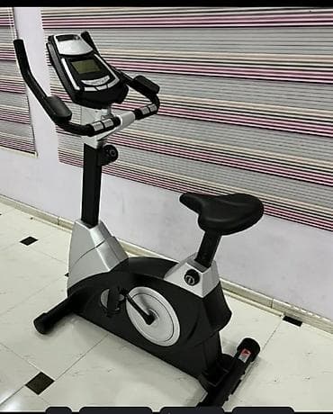 Qara və gümüşü rəngli, elektron ekranı olan stasionar velosiped. Bu lalafo.az -da Qara və gümüşü rəngli, elektron ekranı olan stasionar velosiped. Bu