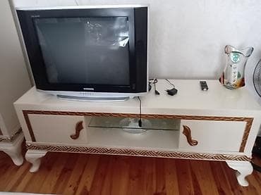 Klassik üslubda TV stendi - TV stendi: Krem-ağ rəngdə, qızılı naxışlı at lalafo.az Klassik üslubda TV stendi - TV stendi: Krem-ağ rəngdə, qızılı naxışlı
