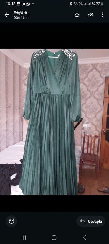 Tünd yaşıl rəngli, uzun, plisəli ziyafət/libas geyimi. - Parıltılı lalafo.az -da Tünd yaşıl rəngli, uzun, plisəli ziyafət/libas geyimi. - Parıltılı