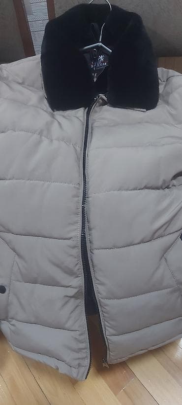 Qış üçün kişilər üçün iki ədəd qalın gödəkçə 1) Bej rəngli, qara süni at lalafo.az Qış üçün kişilər üçün iki ədəd qalın gödəkçə 1) Bej rəngli, qara süni