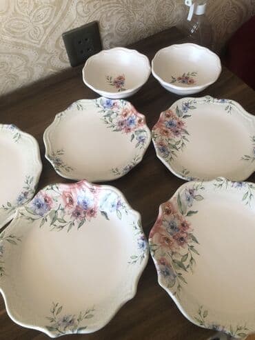 Набор тарелок 8 штук, две маленькие пиалки, две средние тарелки для lalafo.az -da Набор тарелок 8 штук, две маленькие пиалки, две средние тарелки для