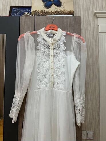 Ağ rəngli uzun şifon/mat tull paltarı. - Dizayn: Yuxarı hissə boyunca lalafo.az -da Ağ rəngli uzun şifon/mat tull paltarı. - Dizayn: Yuxarı hissə boyunca